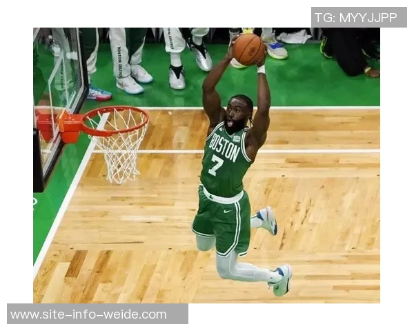 杰伦布朗半场表现全面9分9板6助助力球队攻防两端